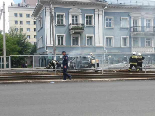 В Барнауле на Красноармейском загорелся автомобиль.