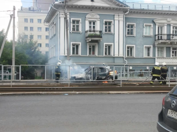 В Барнауле на Красноармейском загорелся автомобиль.