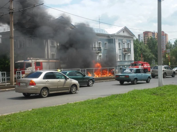 В Барнауле на Красноармейском загорелся автомобиль.