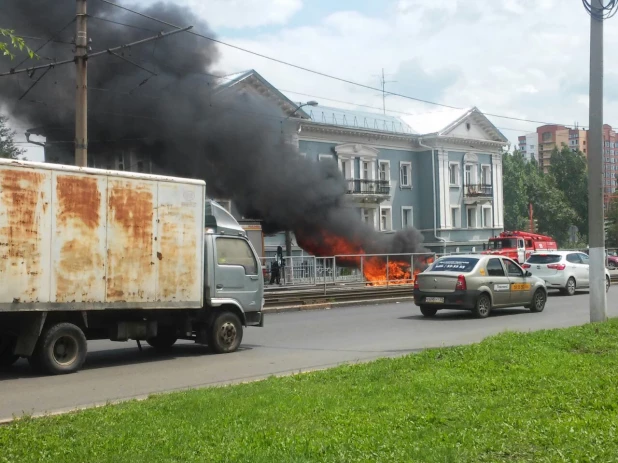 В Барнауле на Красноармейском загорелся автомобиль.