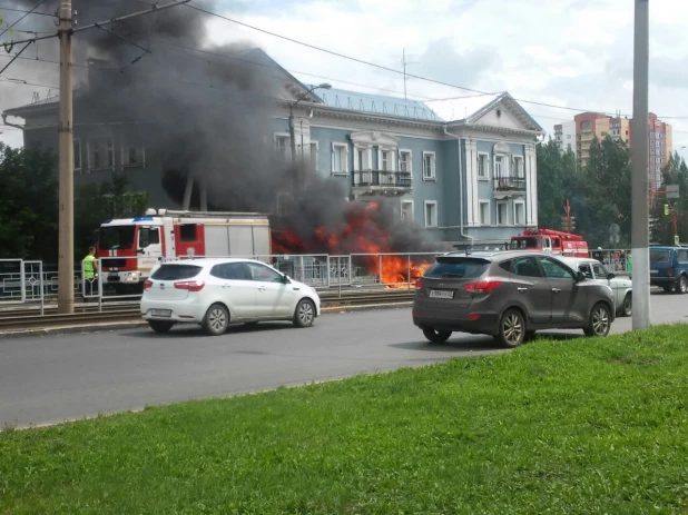 В Барнауле на Красноармейском загорелся автомобиль.