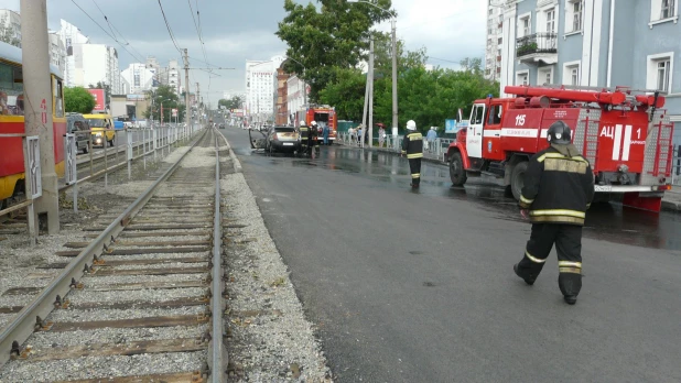 В Барнауле на Красноармейском сгорел автомобиль.