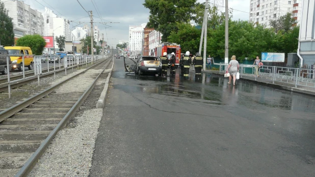 В Барнауле на Красноармейском сгорел автомобиль.