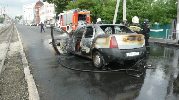 В Барнауле на Красноармейском сгорел автомобиль.