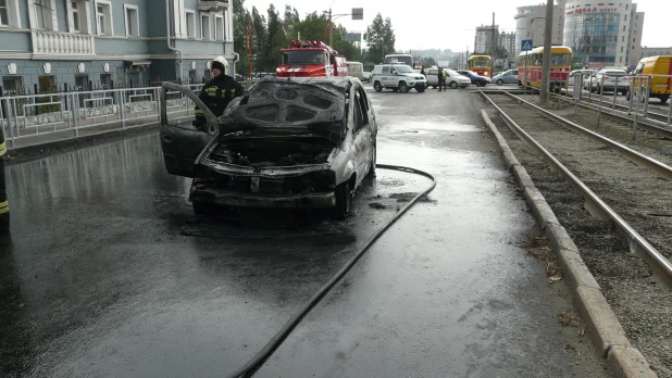 В Барнауле на Красноармейском сгорел автомобиль.