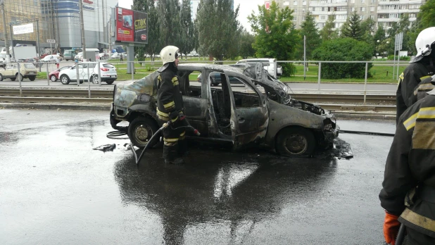 В Барнауле на Красноармейском сгорел автомобиль.