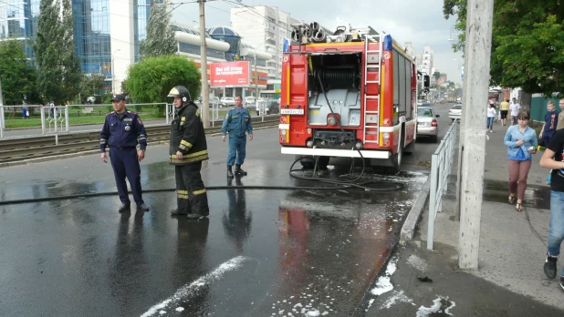 В Барнауле на Красноармейском сгорел автомобиль.