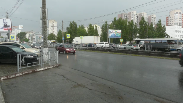 В Барнауле на Красноармейском сгорел автомобиль.