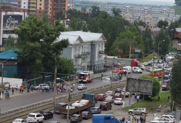 В Барнауле на Красноармейском сгорел автомобиль.