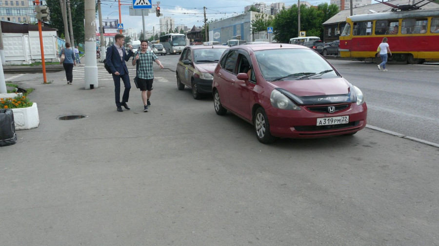 Как паркуются на проспекте Красноармейском в Барнауле. 5 июля 2017 года.