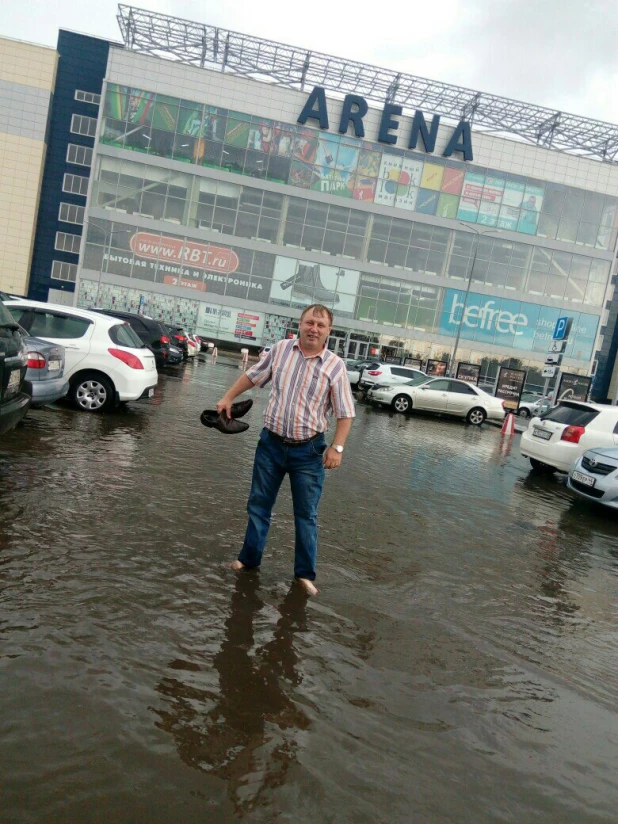 "Потоп" у ТРЦ "Арена".