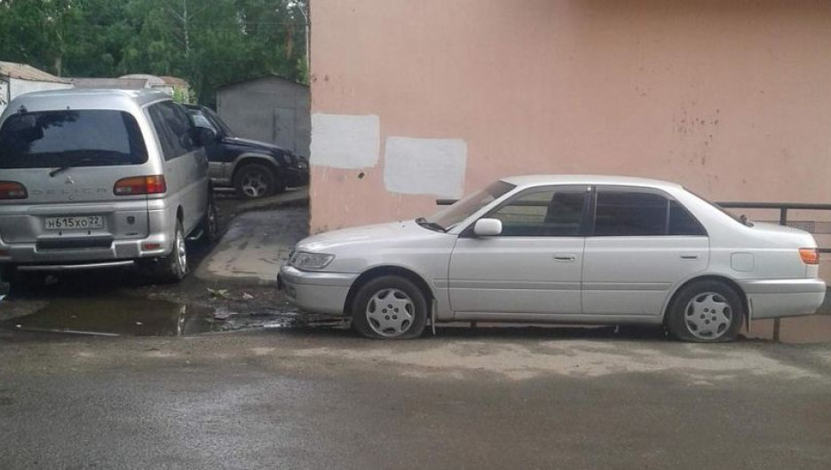 На улице Юрина неизвестные проткнули колеса у пяти машин. 6 июля 2017 года.