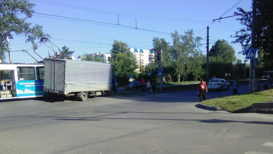 Грузовик врезался в трамвай. Барнаул, 8 июля 2017 года.