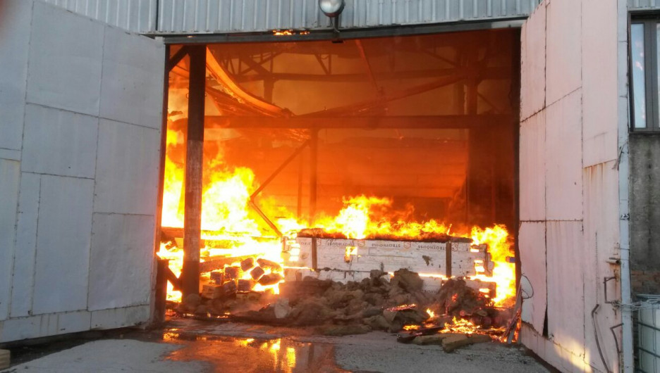 В Бийске сгорело здание компании "Кадрин". 9 июля 2017 года.