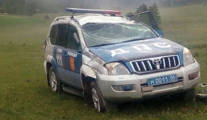 В Горном Алтае патрульная машина слетела с дороги и перевернулась. 7 июля 2017 года.