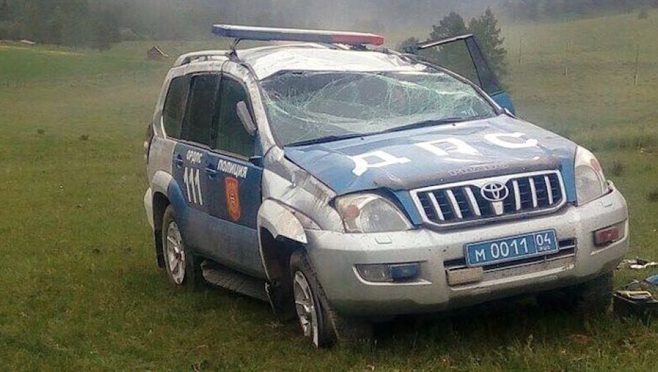 В Горном Алтае патрульная машина слетела с дороги и перевернулась. 7 июля 2017 года.