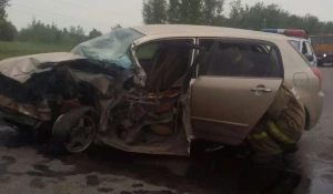 Возле Бийска врезались легковая "Тойота" и грузовой "Хёндэ".