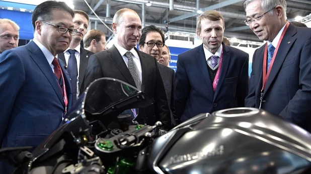 Владимир Путин у стенда Kawasaki.