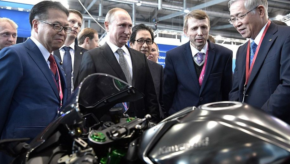 Владимир Путин у стенда Kawasaki.