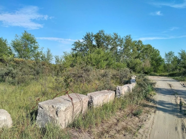 В Бийске загородили проезды в лес в районе АБ.