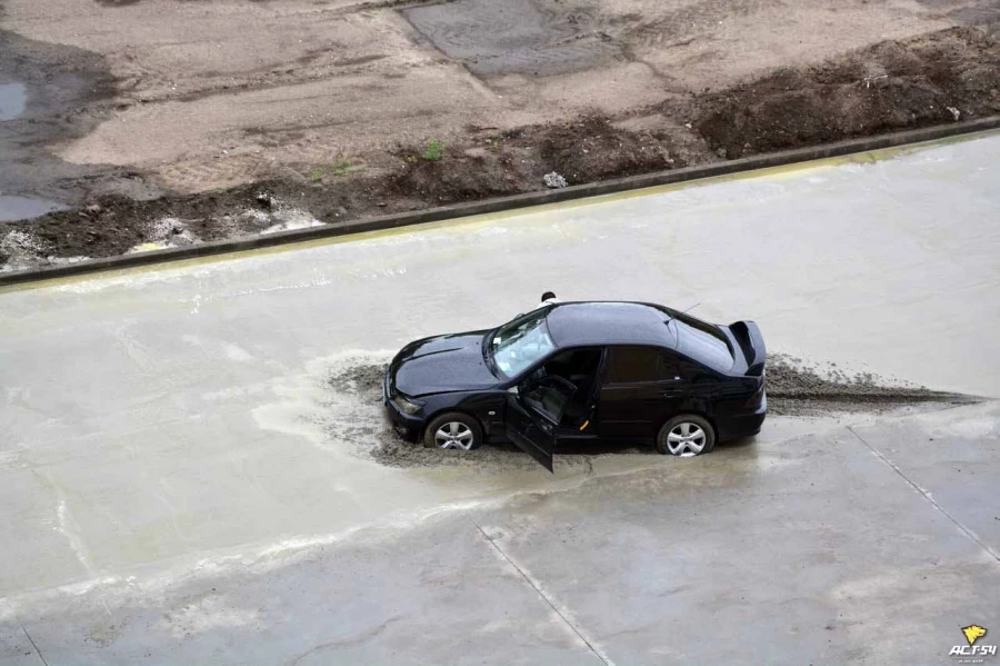 В Новосибирске Lexus въехал в недавно уложенный бетон и застрял.