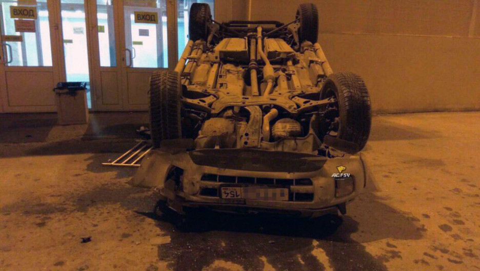 В Новосибирске Toyota RAV4 упала с трехметровой высоты на парковке у ТЦ "Невский". 11 июля 2017 года.