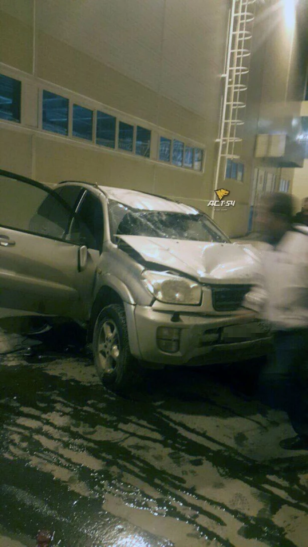 В Новосибирске Toyota RAV4 упала с трехметровой высоты на парковке у ТЦ "Невский". 11 июля 2017 года.