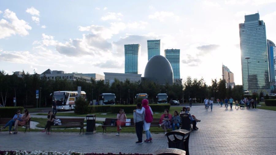 Площадь перед Байтереком. Нур-Султан.