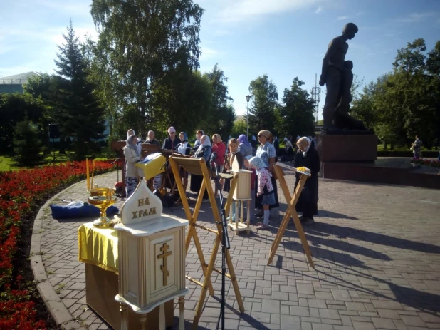 Богослужение на месте разрушенного Петропавловского собора (ныне площадь Свободы)