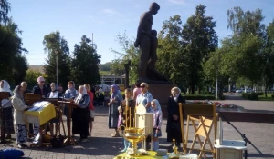 Богослужение на месте разрушенного Петропавловского собора (ныне площадь Свободы)