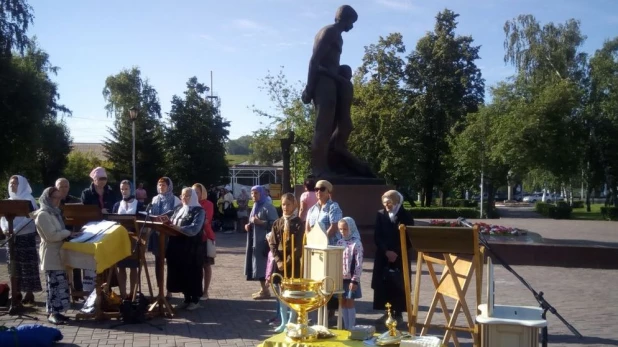 Богослужение на месте разрушенного Петропавловского собора (ныне площадь Свободы)