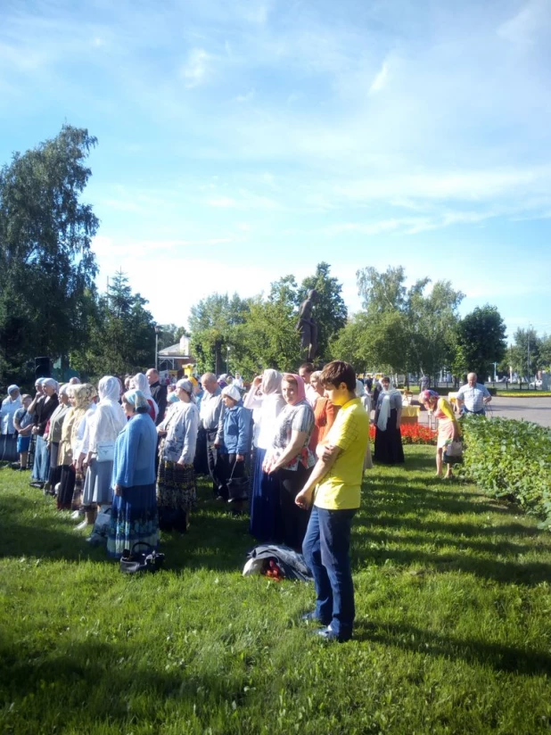 Богослужение на месте разрушенного Петропавловского собора (ныне площадь Свободы)