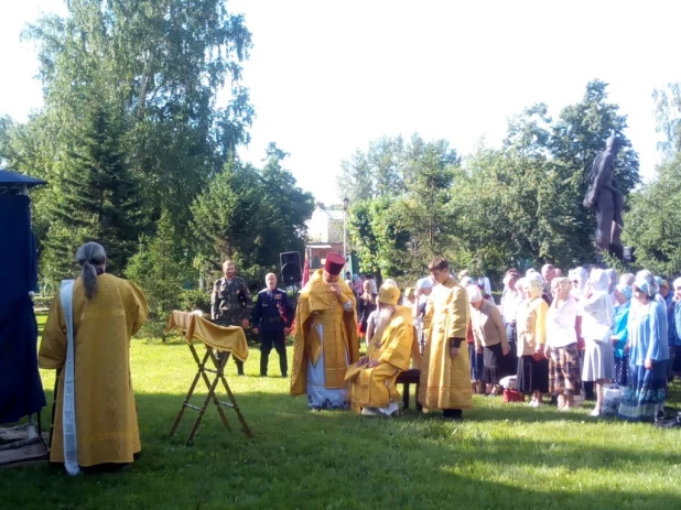 Богослужение на месте разрушенного Петропавловского собора (ныне площадь Свободы)