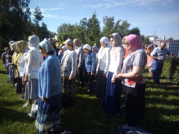 Богослужение на месте разрушенного Петропавловского собора (ныне площадь Свободы)