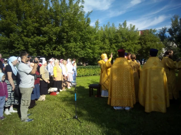 Богослужение на месте разрушенного Петропавловского собора (ныне площадь Свободы)