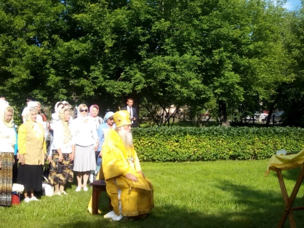 Богослужение на месте разрушенного Петропавловского собора (ныне площадь Свободы)