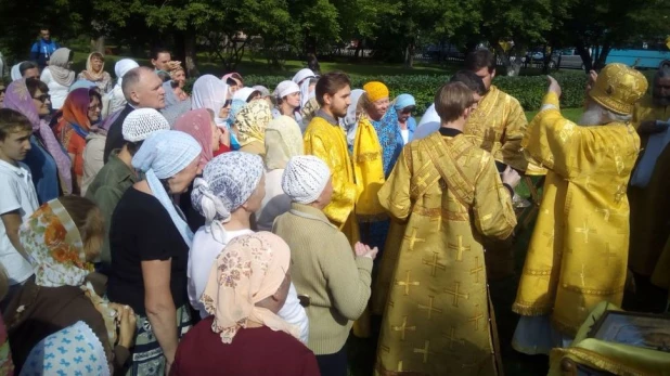 Богослужение на месте разрушенного Петропавловского собора (ныне площадь Свободы)