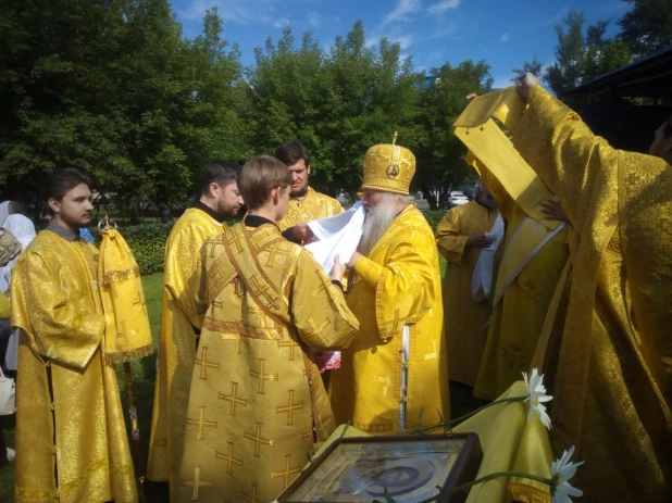 Богослужение на месте разрушенного Петропавловского собора (ныне площадь Свободы)