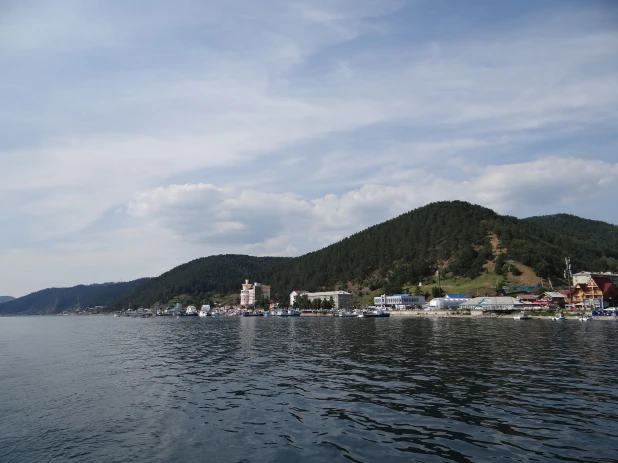 Вид на берег Байкала в поселке Листвянка.