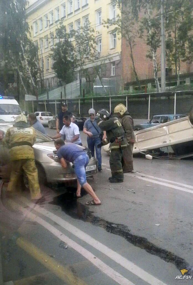 Тройное ДТП в центре Новосибирска. 12 июля 2017 года.