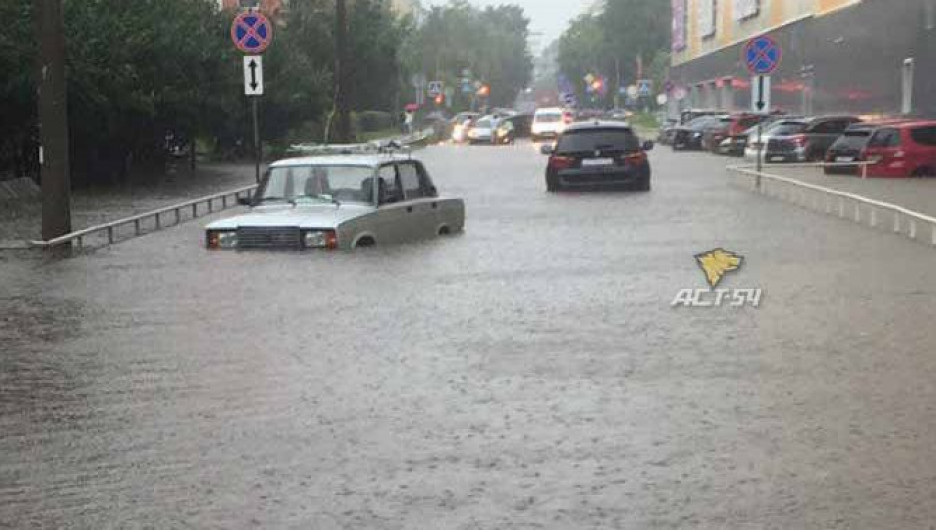 Улицы Новосибирско затопило после дождя. 12 июля 2017 года.