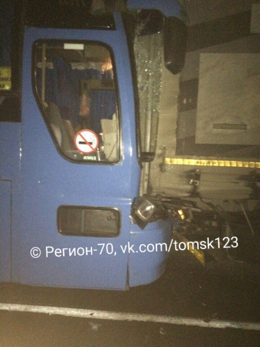 Автобус, следовавший из Томска в Белокуриху, попал в аварию под Новосибирском.