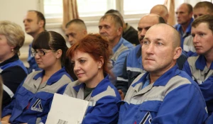 Поздравление в цехах.