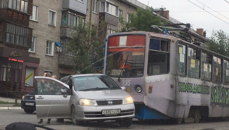 ДТП с участием трамвая в Бийске. 13 июля 2017 года.