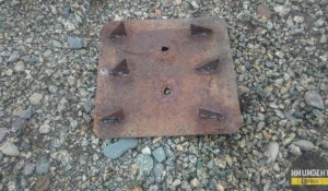 На Алтае хулиганы вмонтировали на автодороге в асфальт металлические шипы.