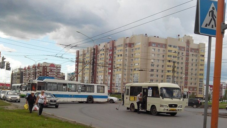 В Барнауле кабель под напряжением упал на автобус