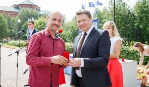 П. В. Лизогуб вручает награды заводчанам.