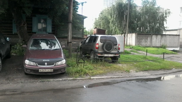 Как в Барануле паркуют автомобили возле отдела полиции на улице Интернациональной. 18 июля 2017 года.