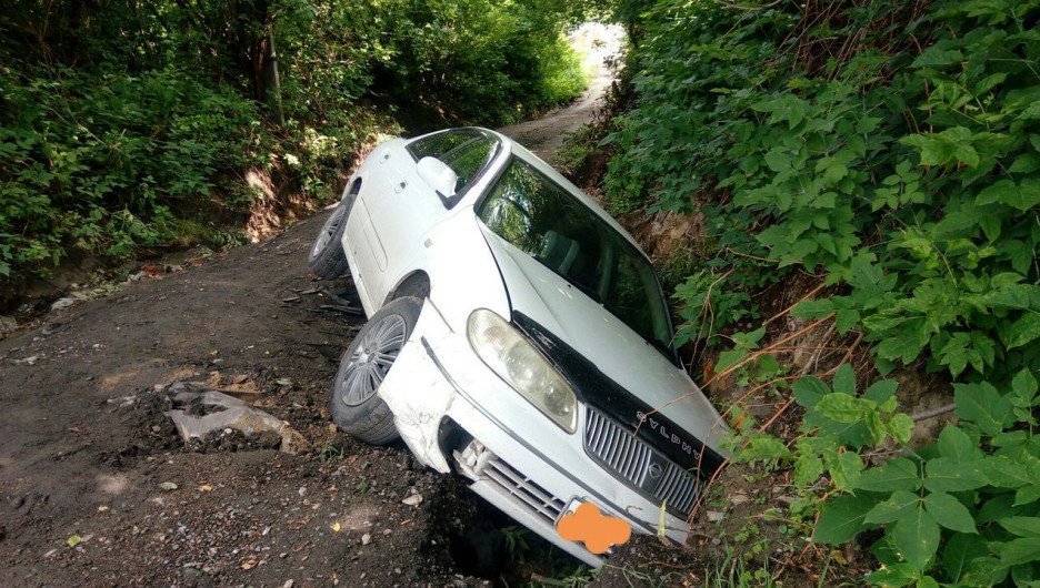 Машина провалилась в расщелину на ул. Мамонтова