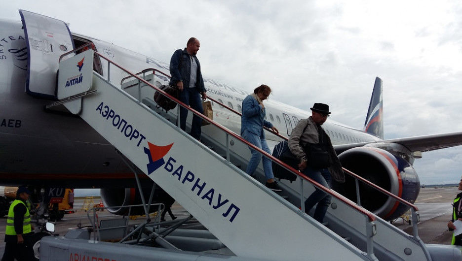 В барнаульском аэропорту встретили почетных гостей Шукшинского фестиваля.